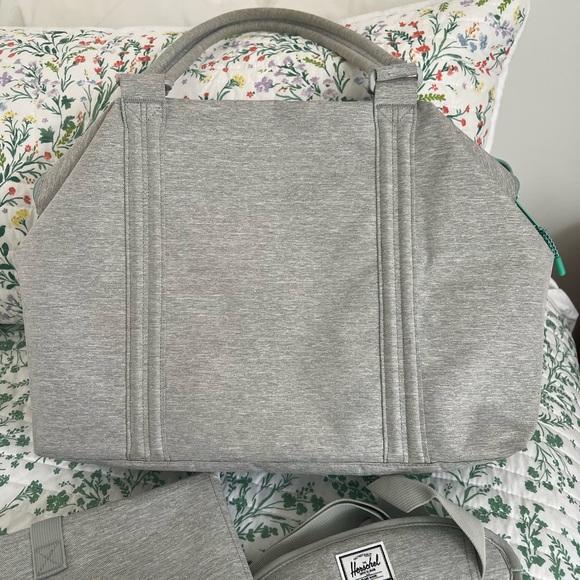 Herschel Diaper Bag with changing pad and shoulder strap - Picture 4 of 6